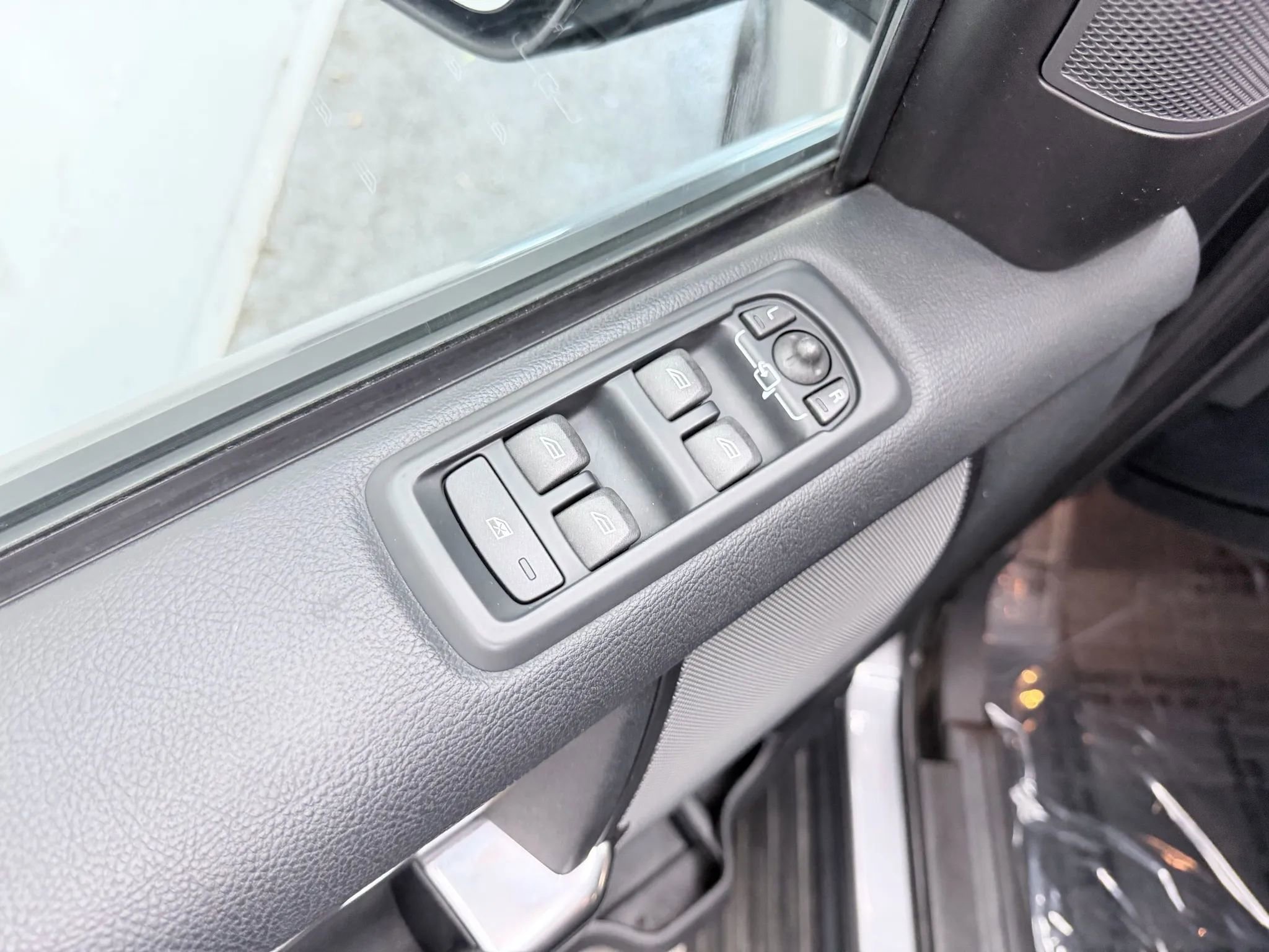 Used 2016 Land Rover LR4 HSE image 15