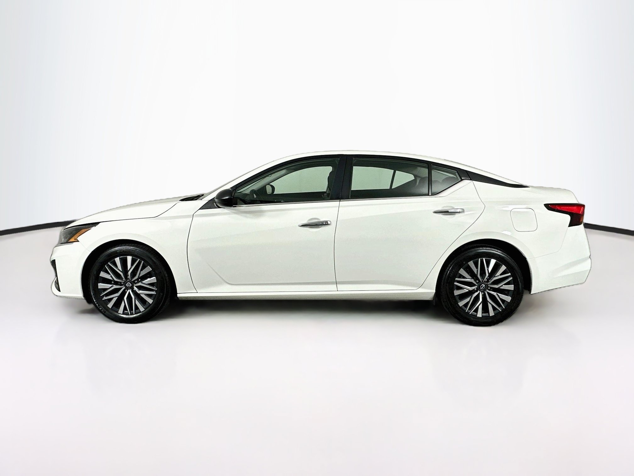 Used 2025 Nissan Altima 2.5 SV FWD image 4
