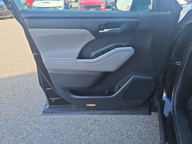 Used 2021 Toyota Highlander XLE image 9