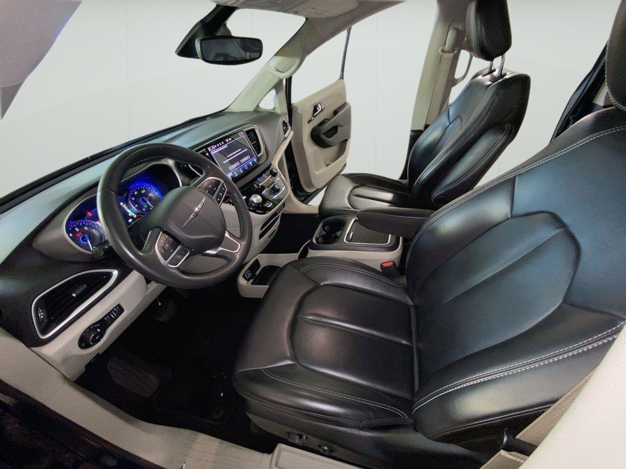Used 2023 Chrysler Pacifica Touring-L FWD image 12