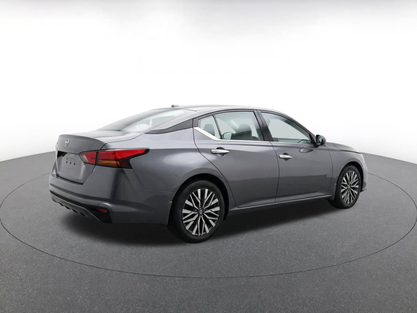 Used 2025 Nissan Altima 2.5 SV FWD image 7