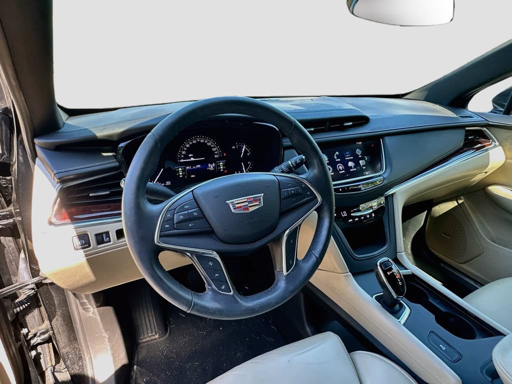 Used 2017 Cadillac XT5 Luxury w/ Driver Awareness Package FWD image 11