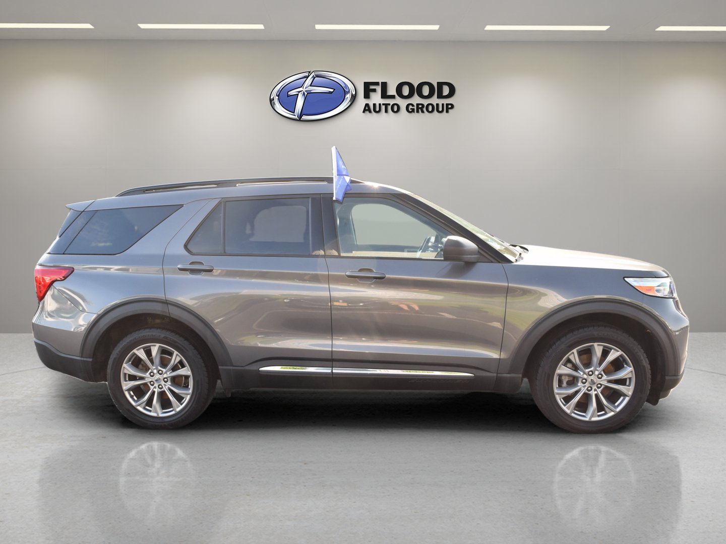 Used 2021 Ford Explorer XLT w/ Equipment Group 202A AWD/4WD image 3