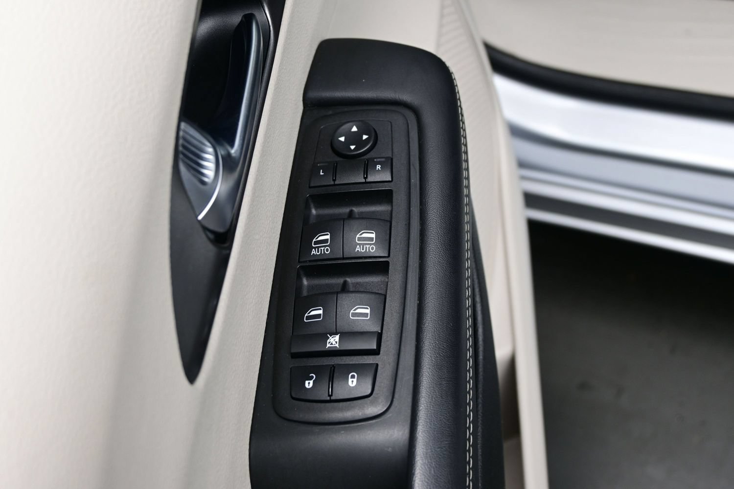 Used 2023 Chrysler Pacifica Touring-L FWD image 13