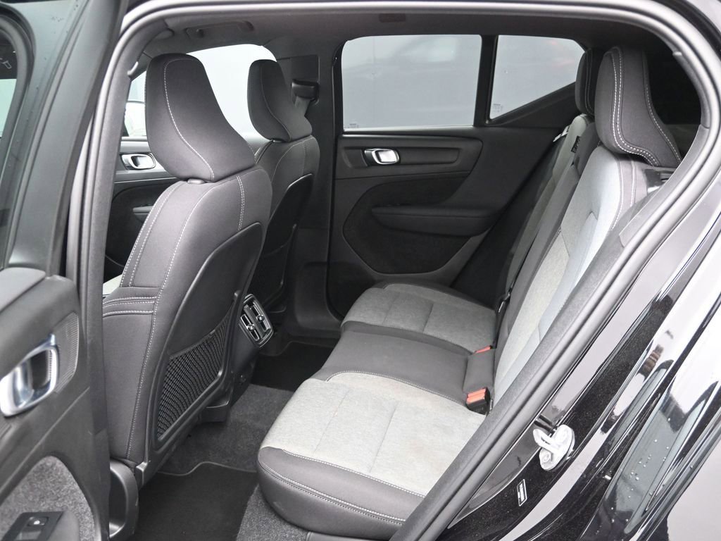 Used 2024 Volvo XC40 B5 Core image 16