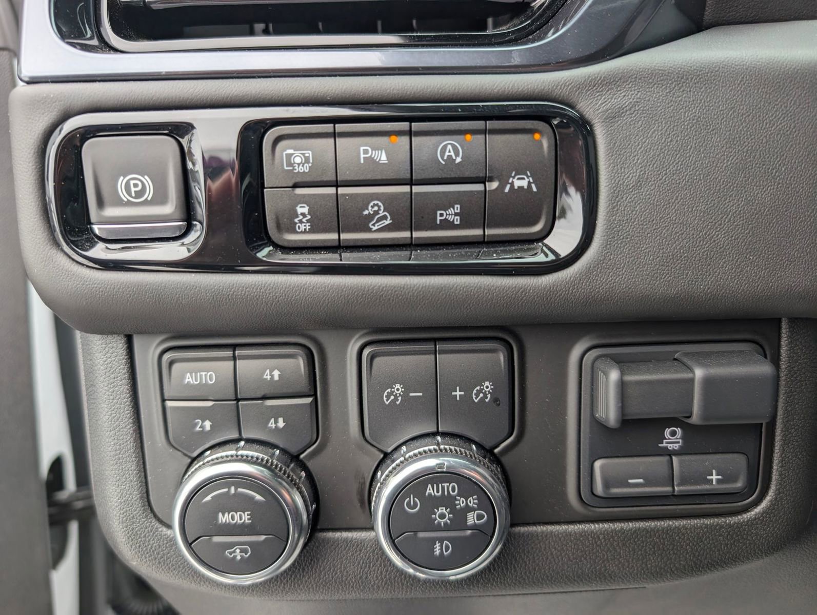 Certified 2025 GMC Yukon AT4 Ultimate w/ LPO, Floor Liner Package image 13