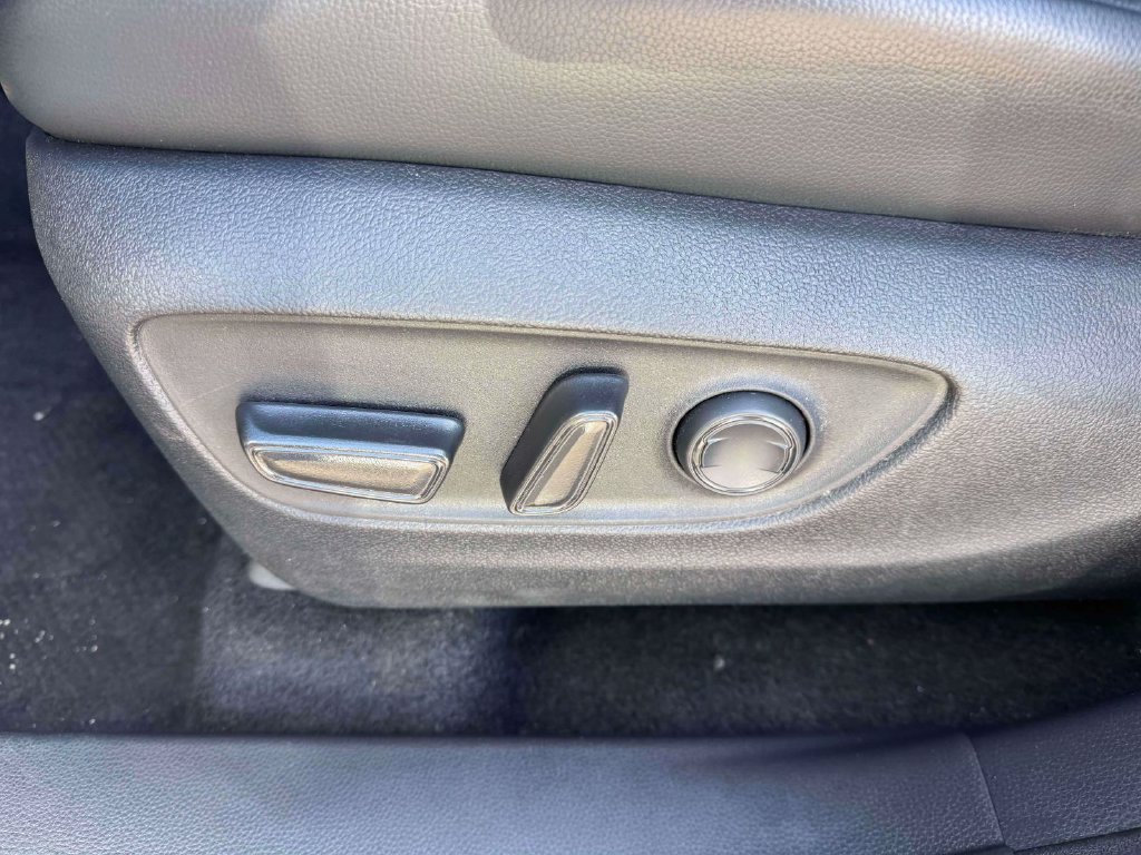 Used 2023 Toyota Highlander XLE AWD/4WD image 16