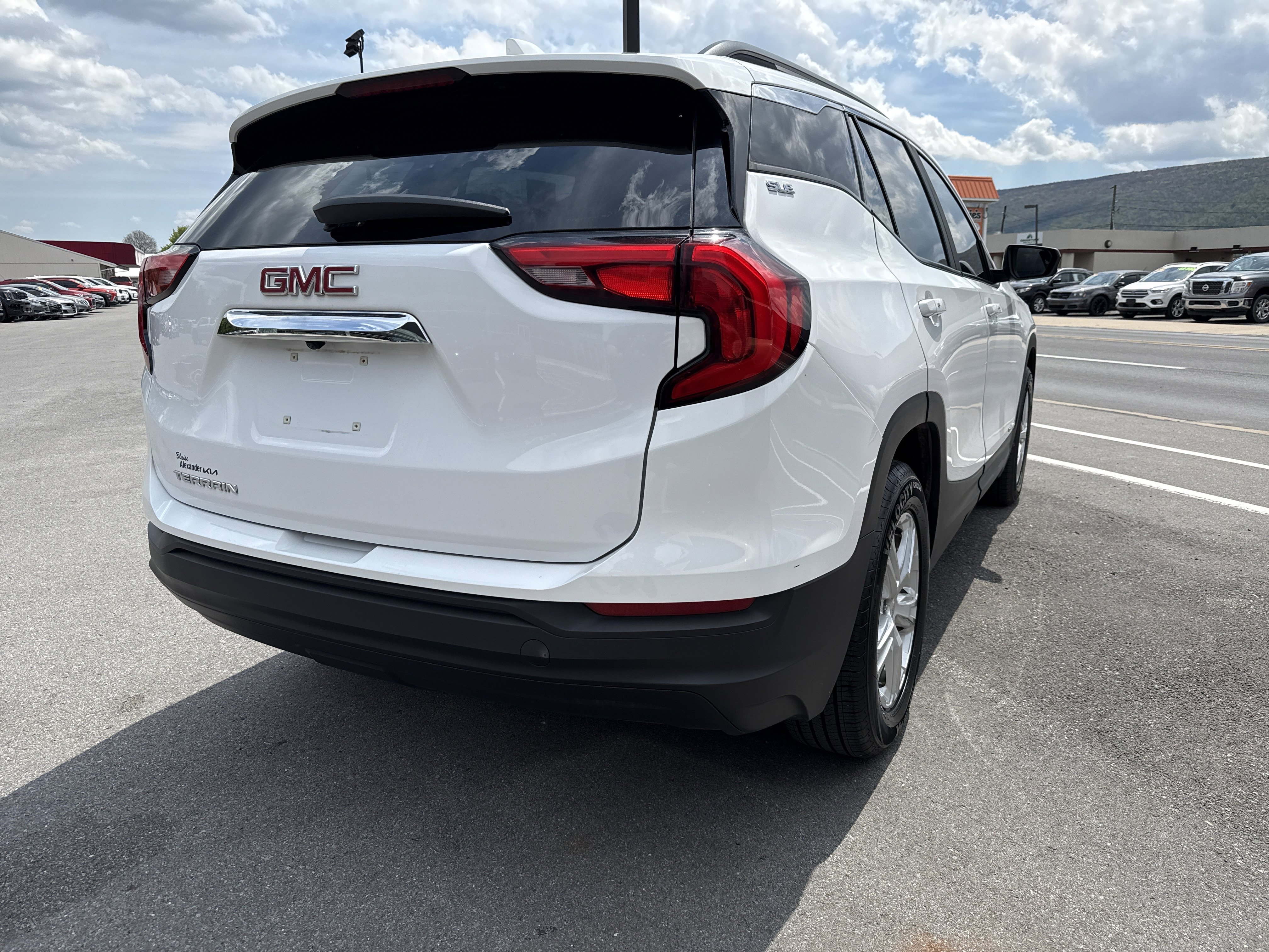 Used 2021 GMC Terrain SLE w/ Driver Convenience Package FWD image 3