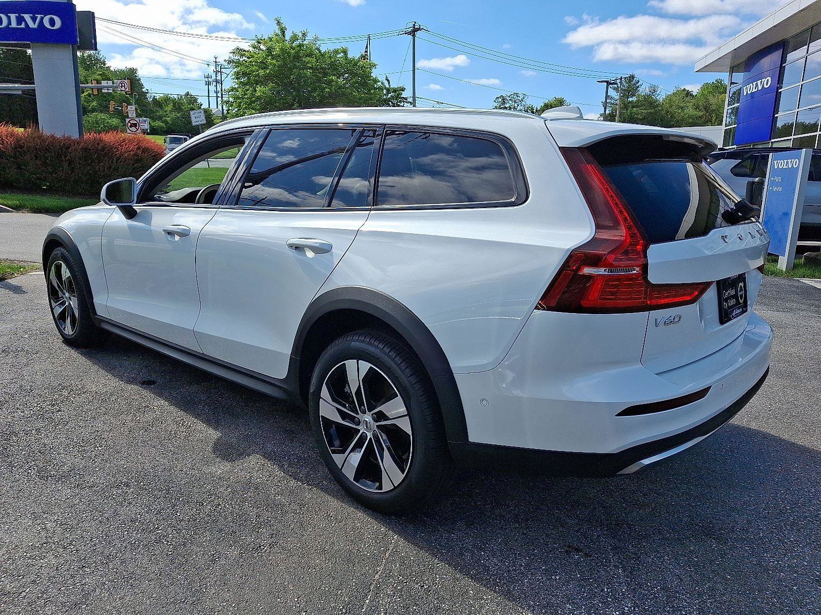Certified 2024 Volvo V60 B5 Cross Country Plus image 4