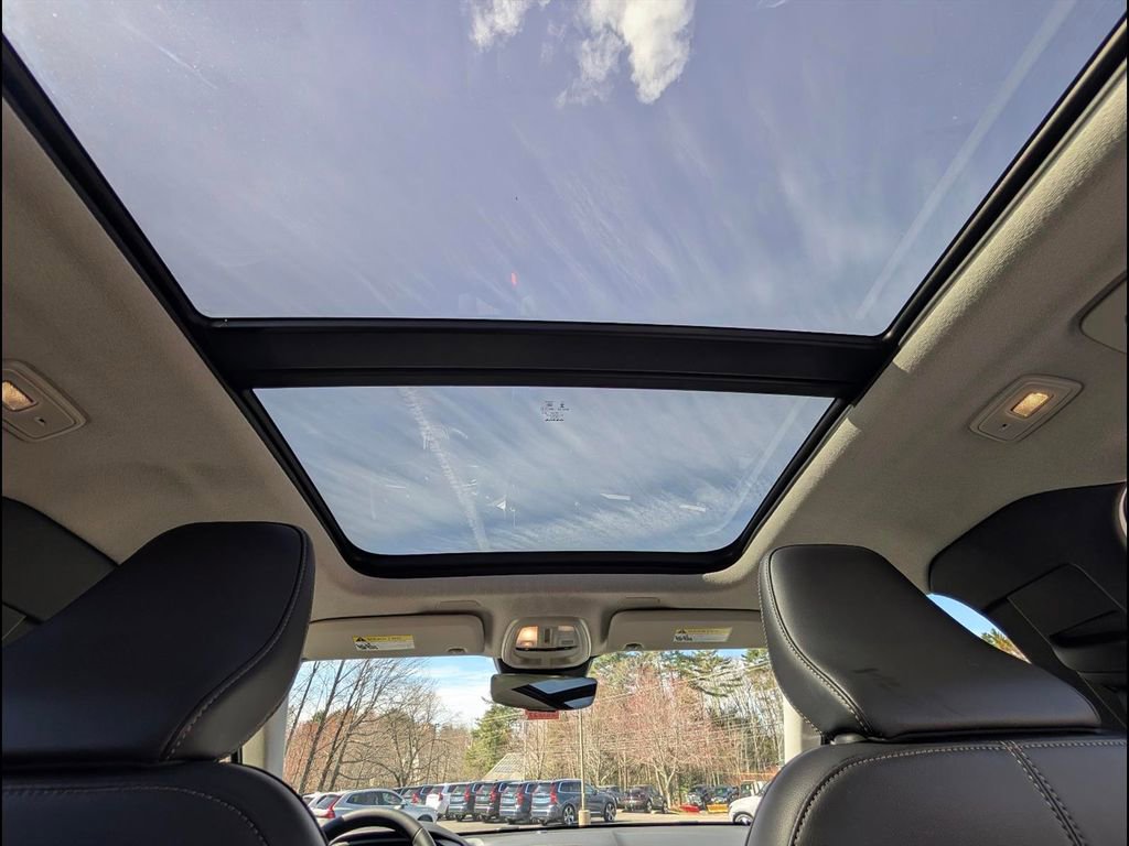 Certified 2025 Volvo XC40 B5 Plus AWD/4WD image 16