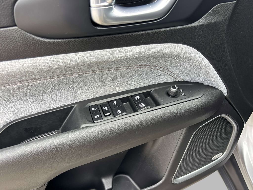 Used 2023 Jeep Compass Latitude w/ Sun and Sound Group AWD/4WD image 20