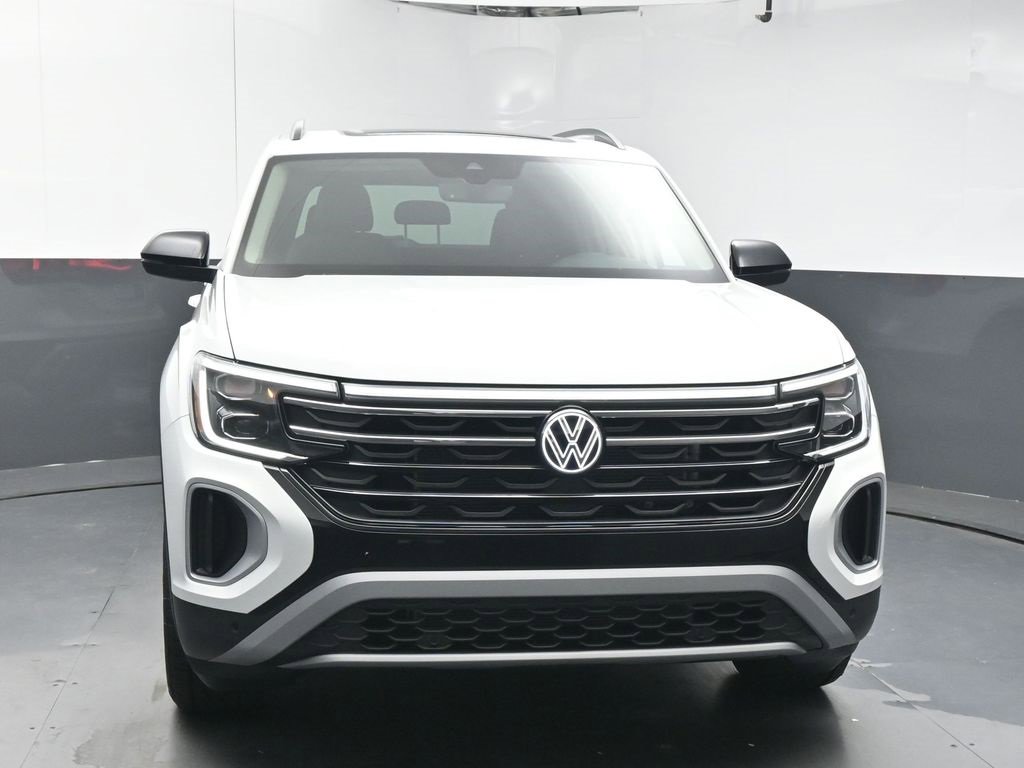 Used 2025 Volkswagen Atlas Peak Edition SE image 3