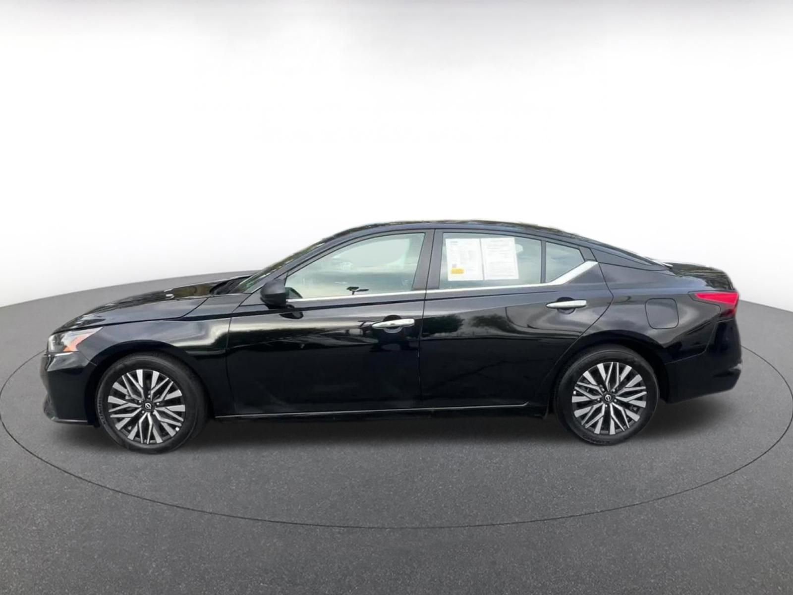 Used 2025 Nissan Altima 2.5 SV image 9