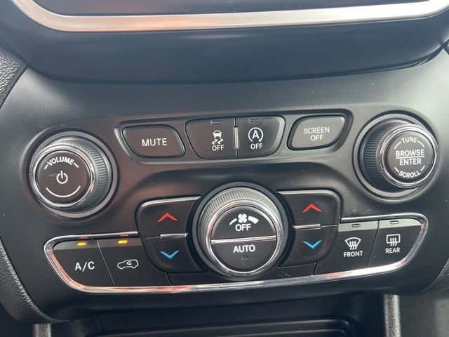 Used 2020 Jeep Cherokee Latitude Plus w/ Comfort/Convenience Group image 17