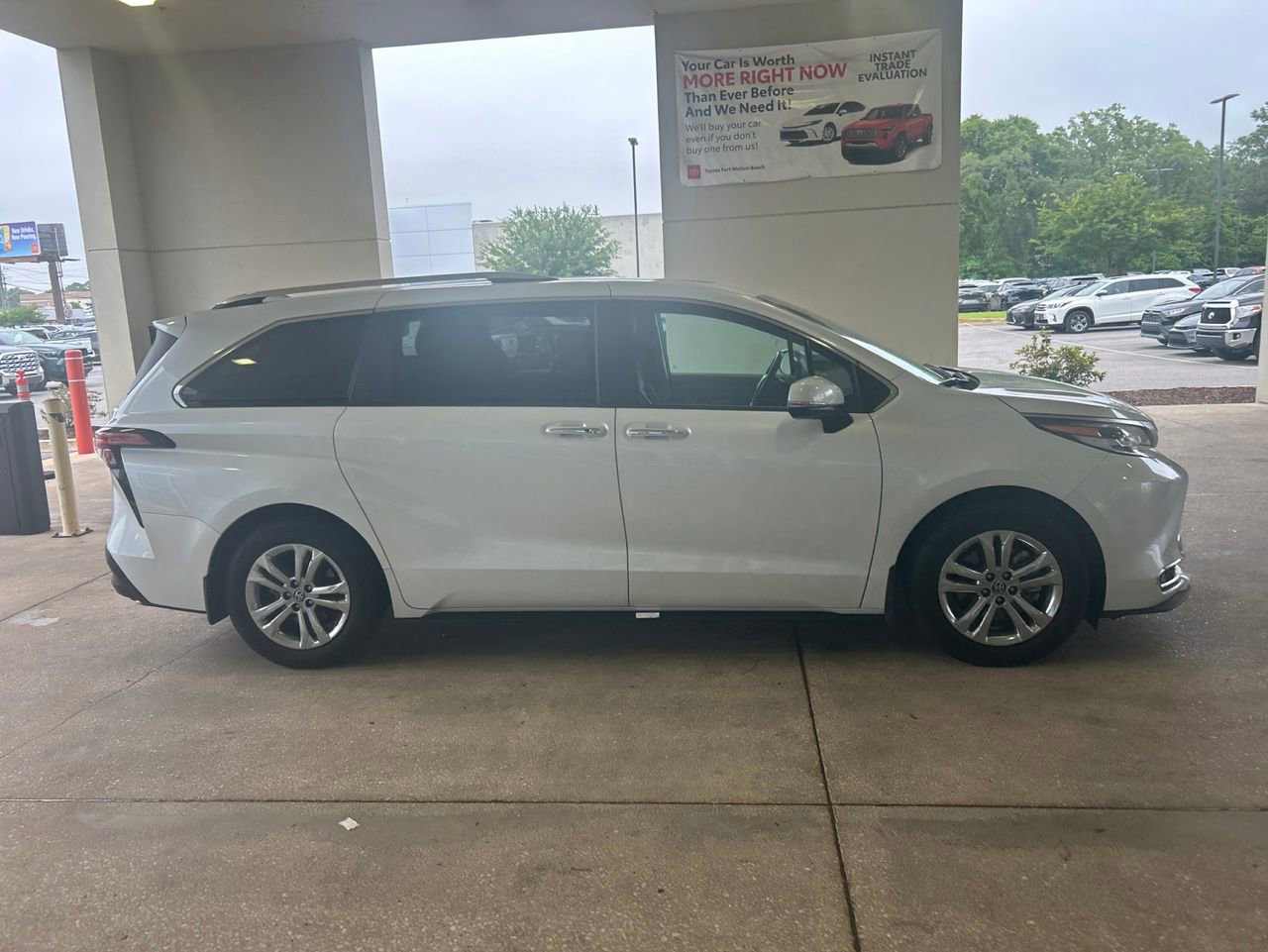 Used 2023 Toyota Sienna Platinum AWD/4WD image 3