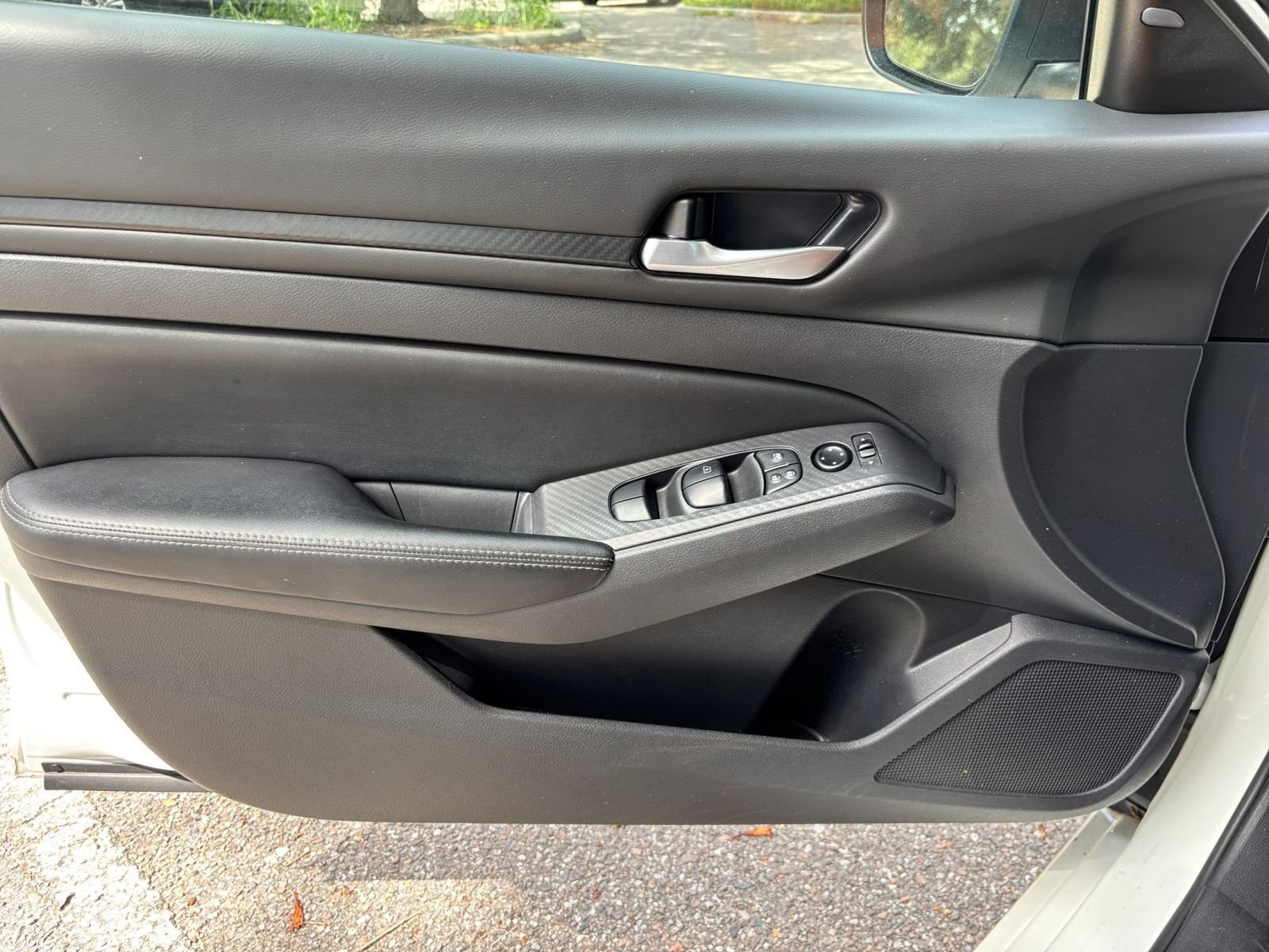 Used 2025 Nissan Altima 2.5 SV FWD image 15