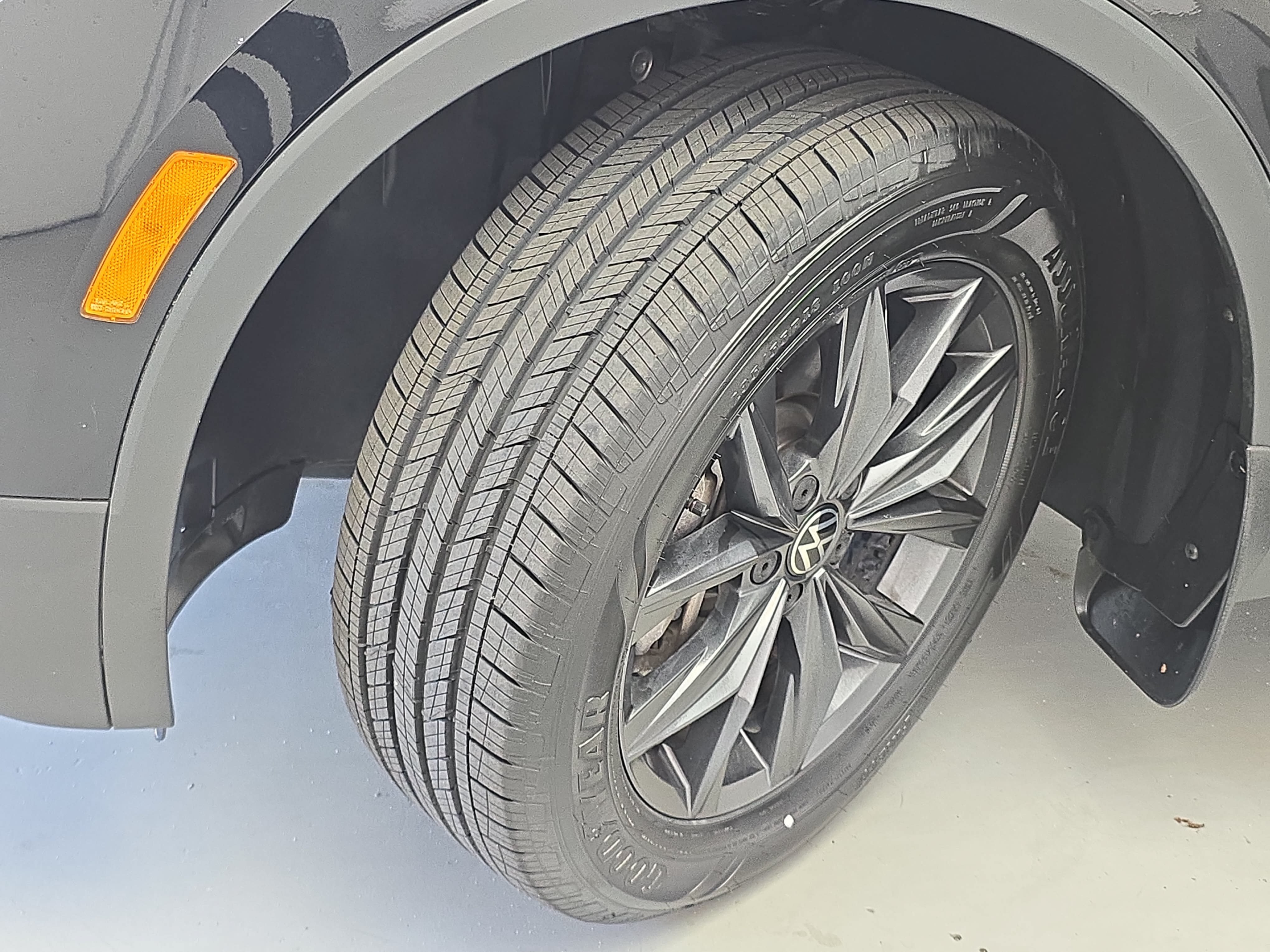 Used 2023 Volkswagen Tiguan SE w/ Panoramic Sunroof Package FWD image 33