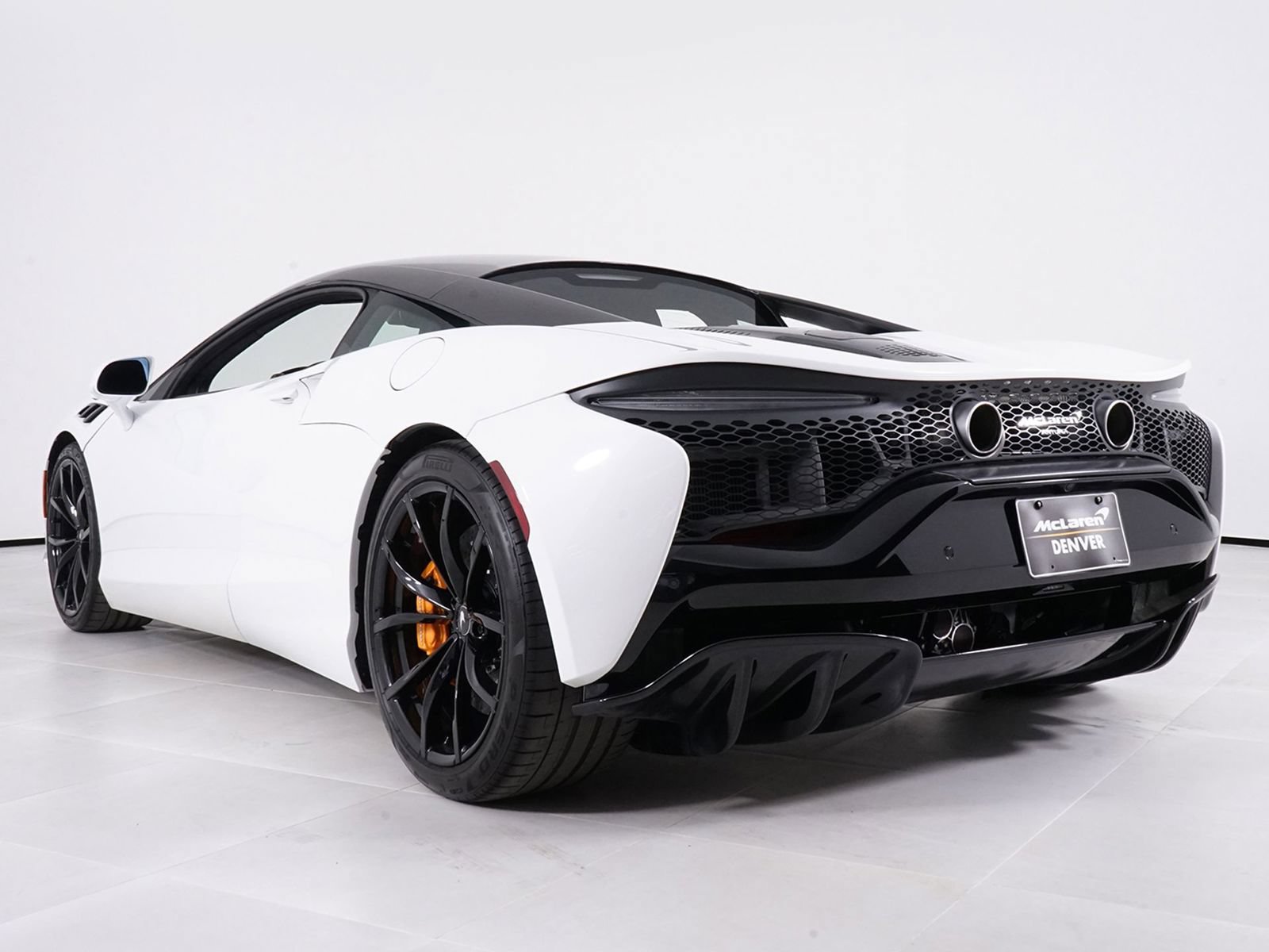 Used 2023 McLaren Artura RWD image 19