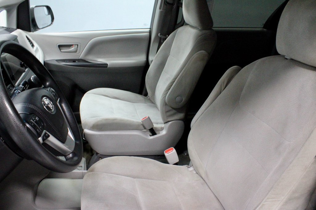 Used 2015 Toyota Sienna L image 23