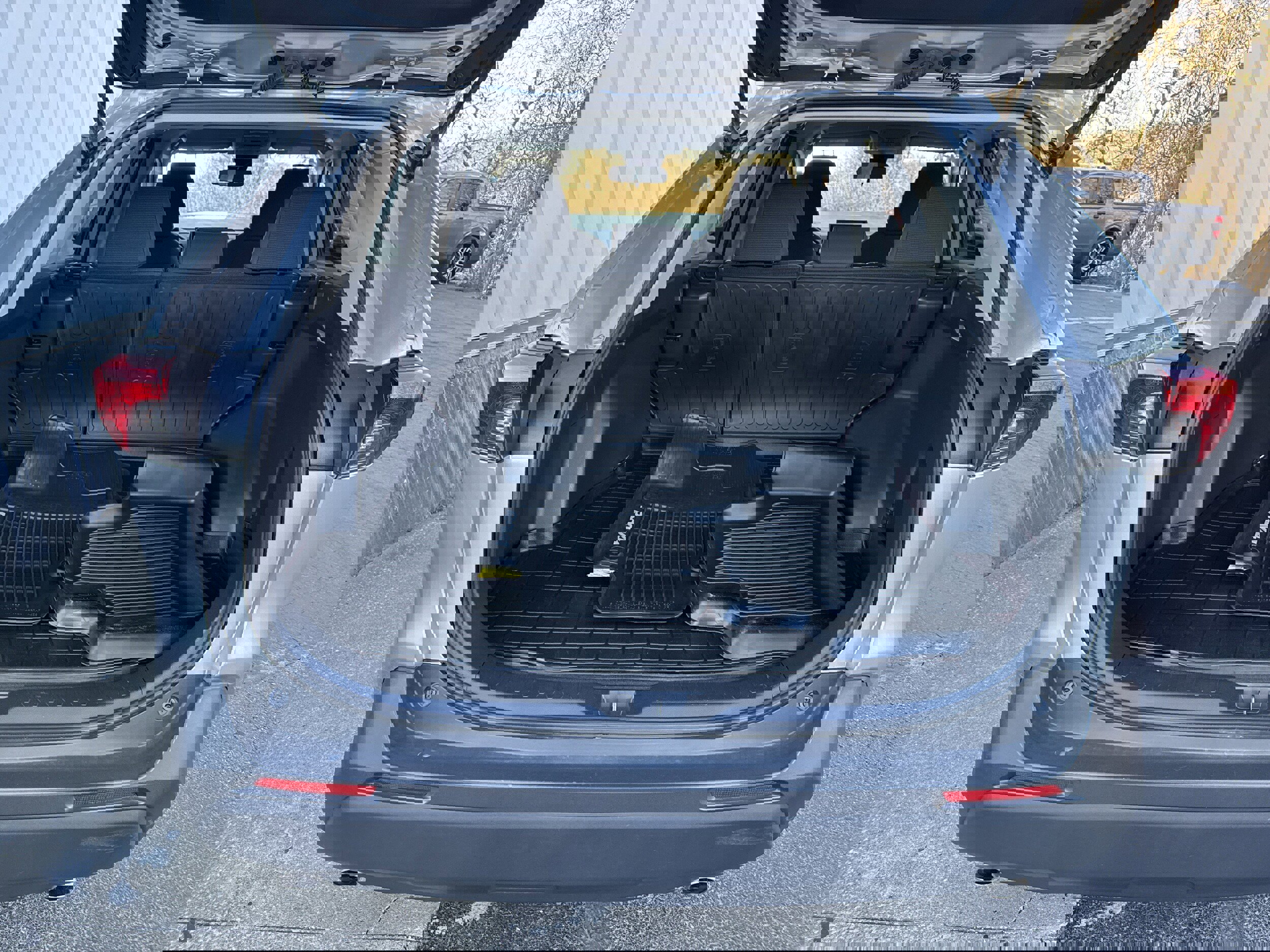 Used 2020 Toyota RAV4 LE image 10