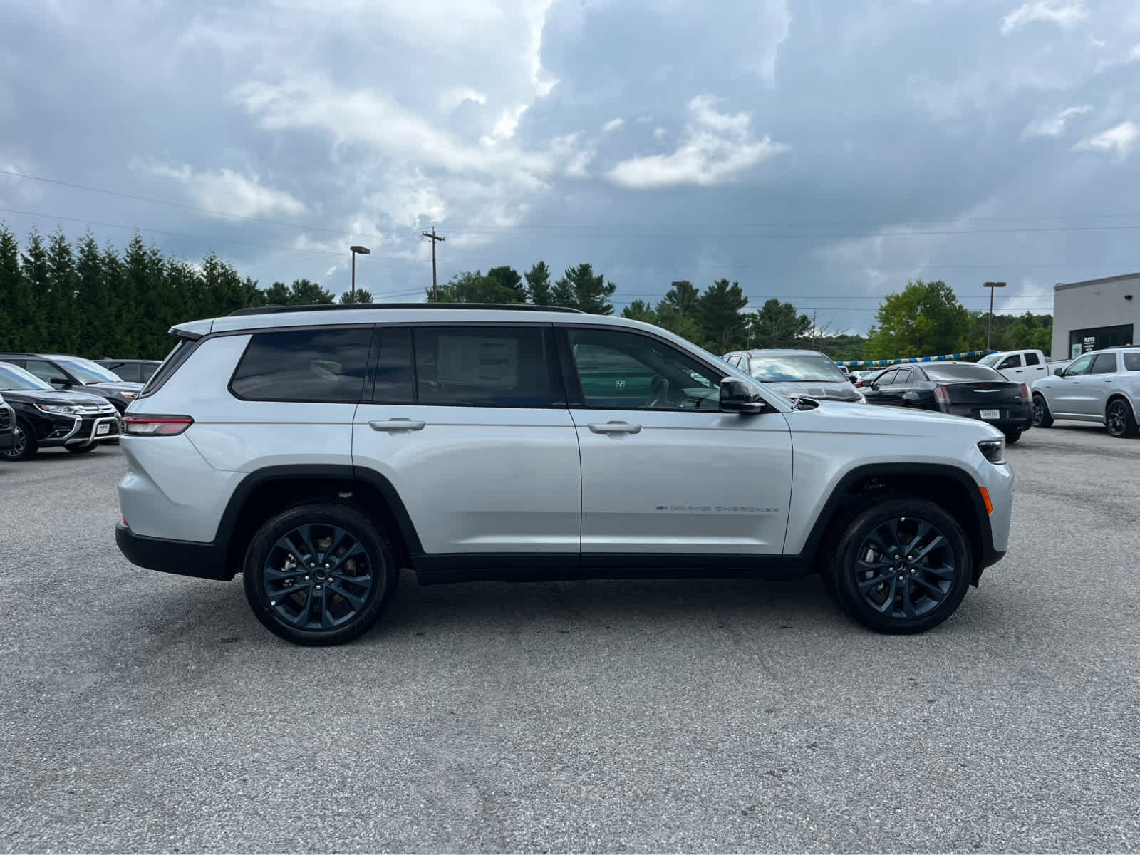 New 2026 Jeep Grand Cherokee L Limited AWD/4WD image 2