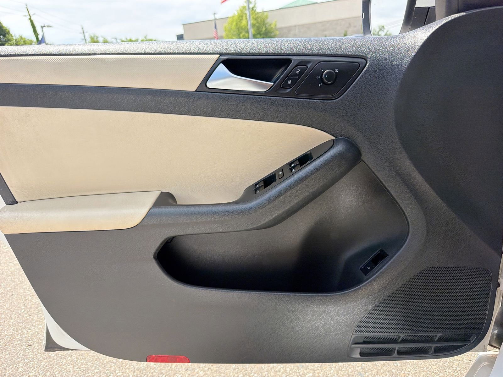 Used 2011 Volkswagen Jetta SE FWD image 28