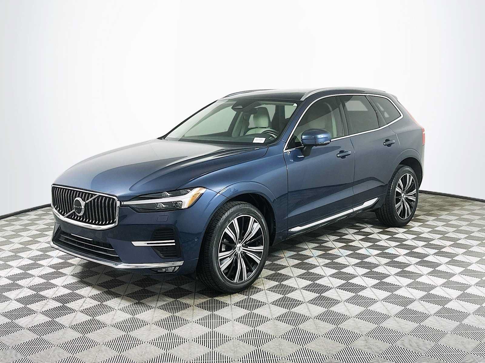 Used 2023 Volvo XC60 B5 Plus w/ Protection Package Premier FWD image 3