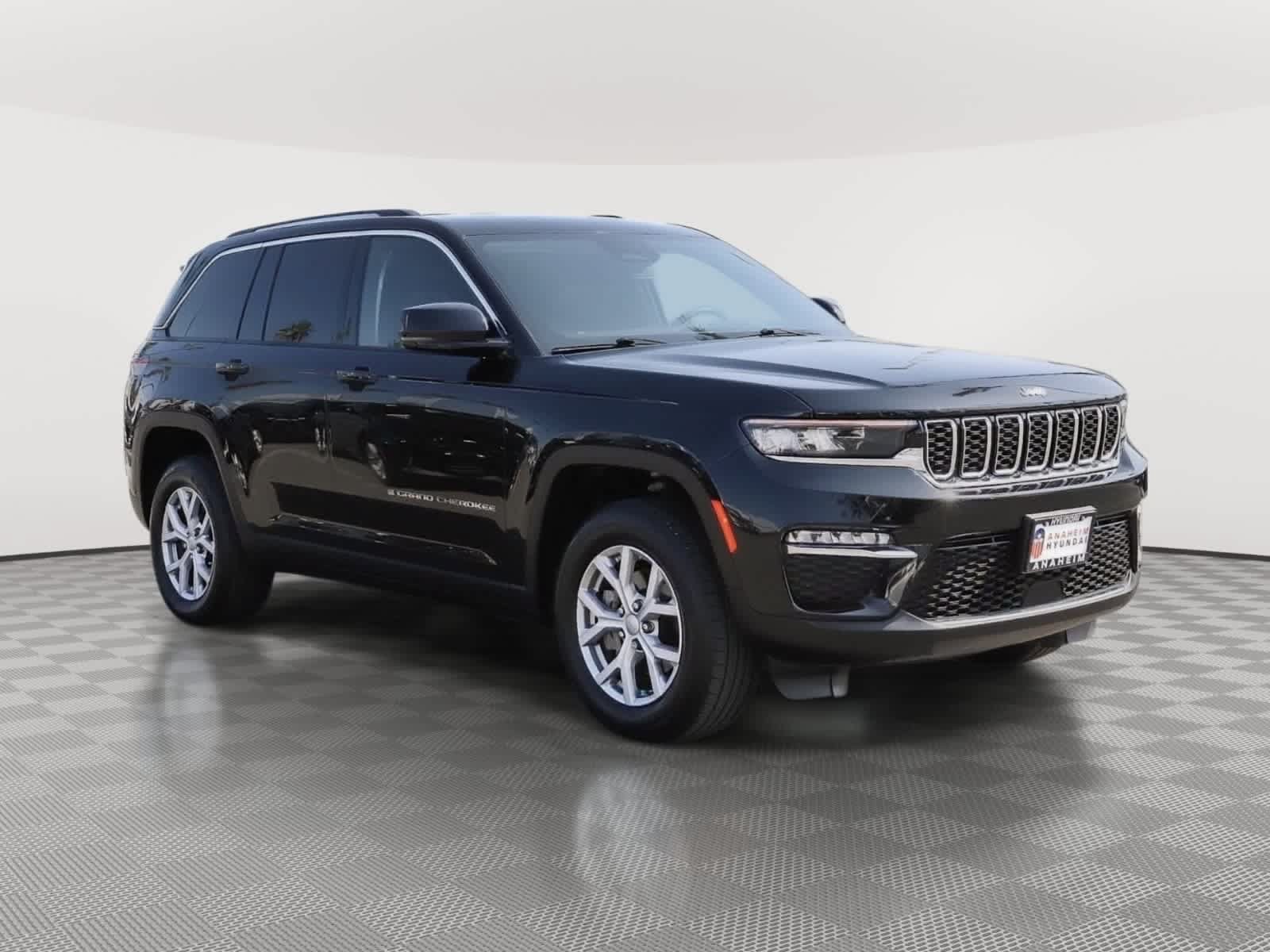 Used 2022 Jeep Grand Cherokee Limited AWD/4WD image 3