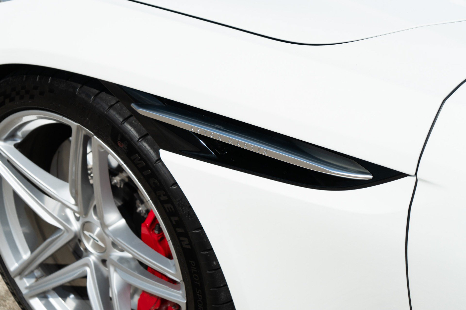Used 2025 Aston Martin DB12 Convertible RWD image 47