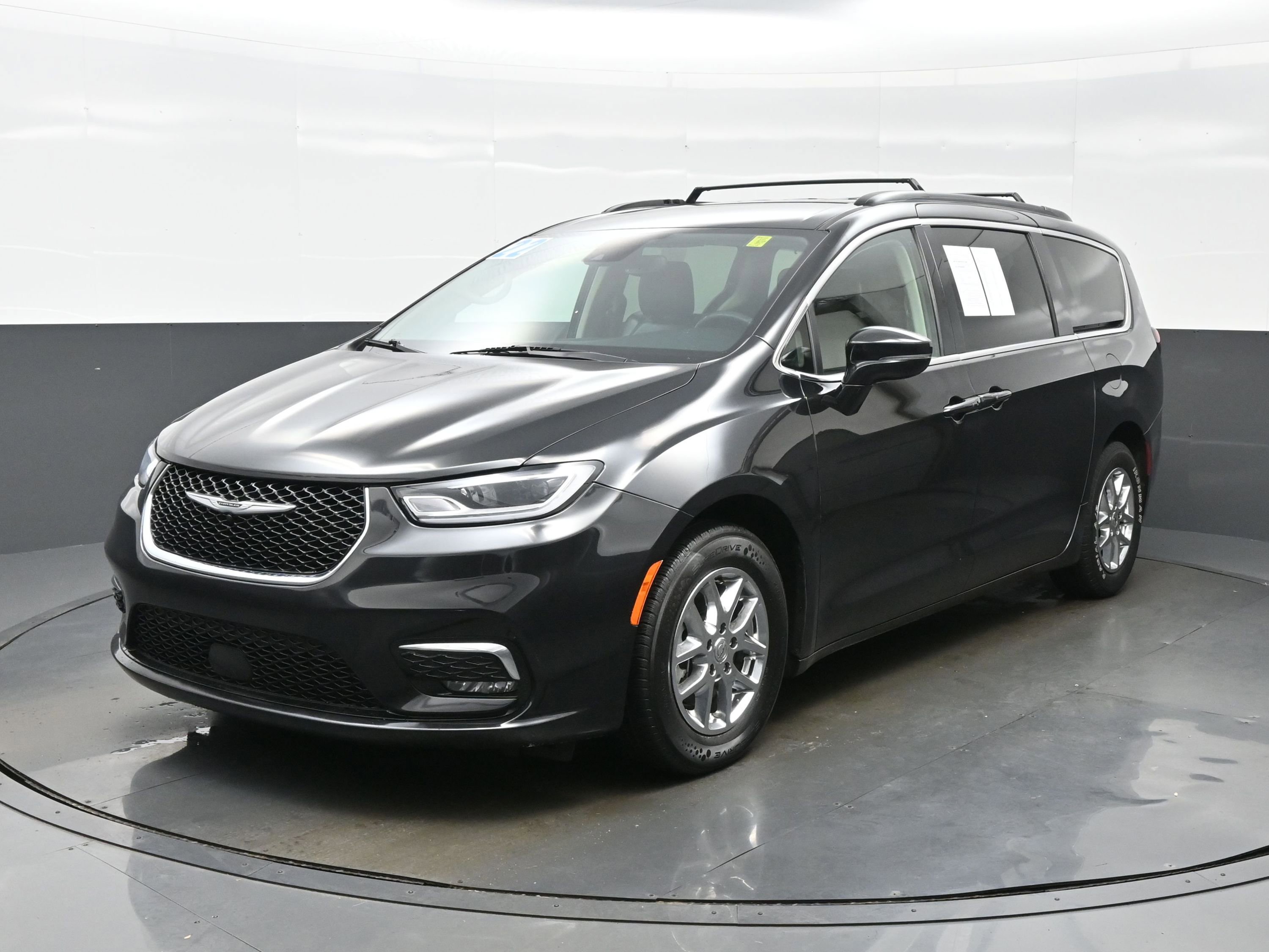 Used 2022 Chrysler Pacifica Touring-L image 2