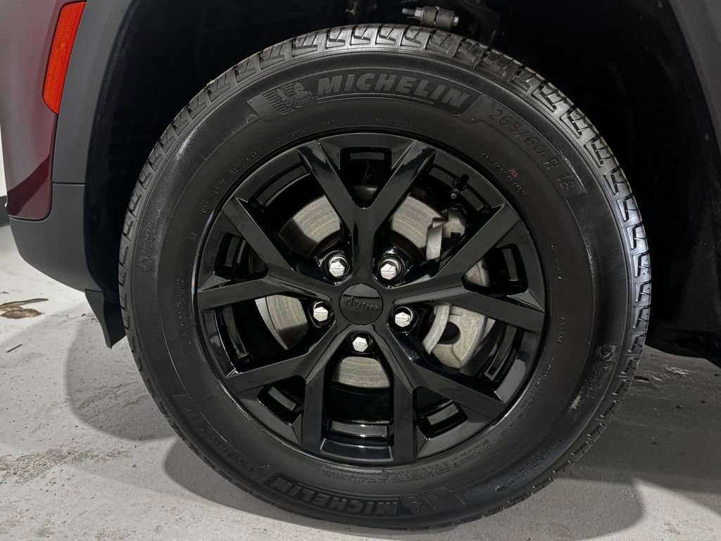 Used 2025 Jeep Grand Cherokee Altitude AWD/4WD image 8