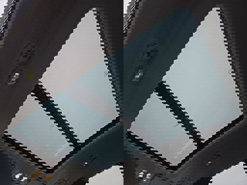 Used 2025 Volvo XC40 B5 Plus w/ Climate Package image 9