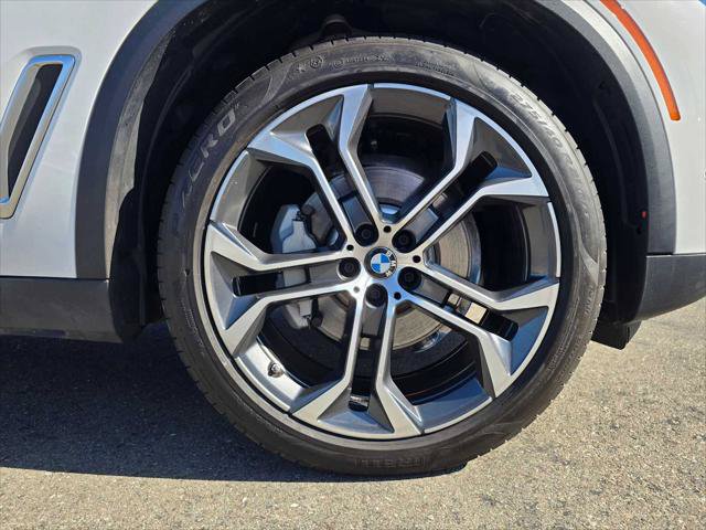 Used 2023 BMW X5 xDrive40i w/ Parking Assistance Package AWD/4WD image 9