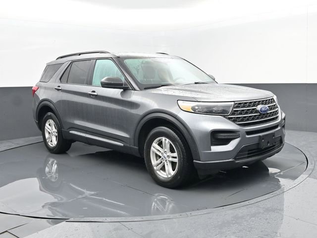 Used 2023 Ford Explorer XLT AWD/4WD image 3