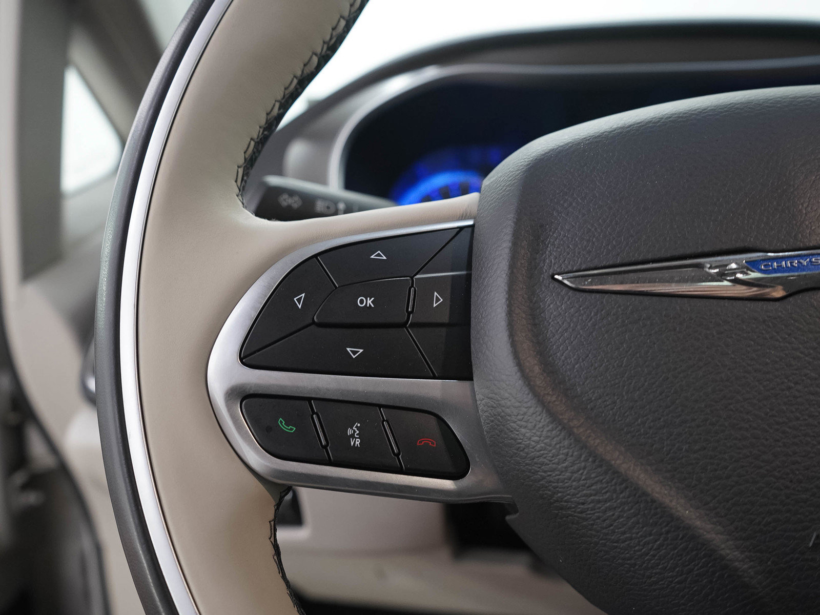 Used 2017 Chrysler Pacifica Limited w/ UConnect Theater Package FWD image 29