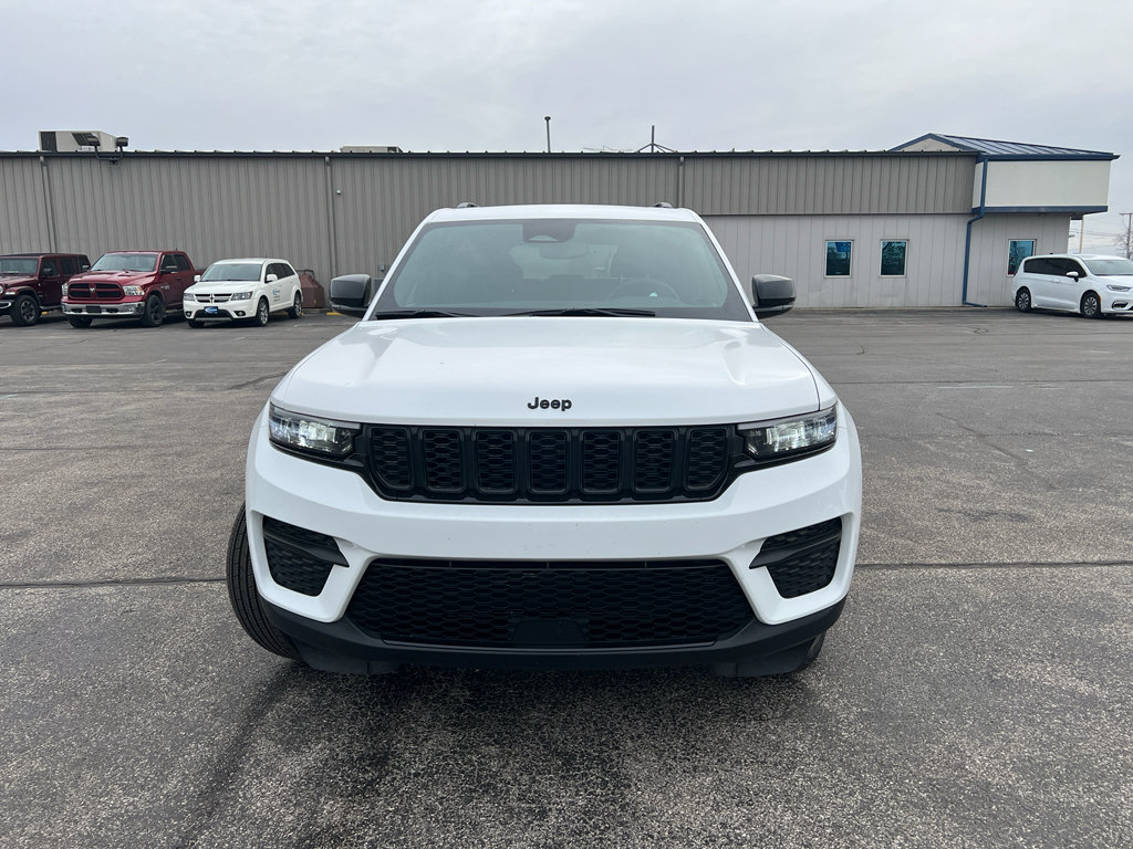 Used 2024 Jeep Grand Cherokee Altitude AWD/4WD image 2