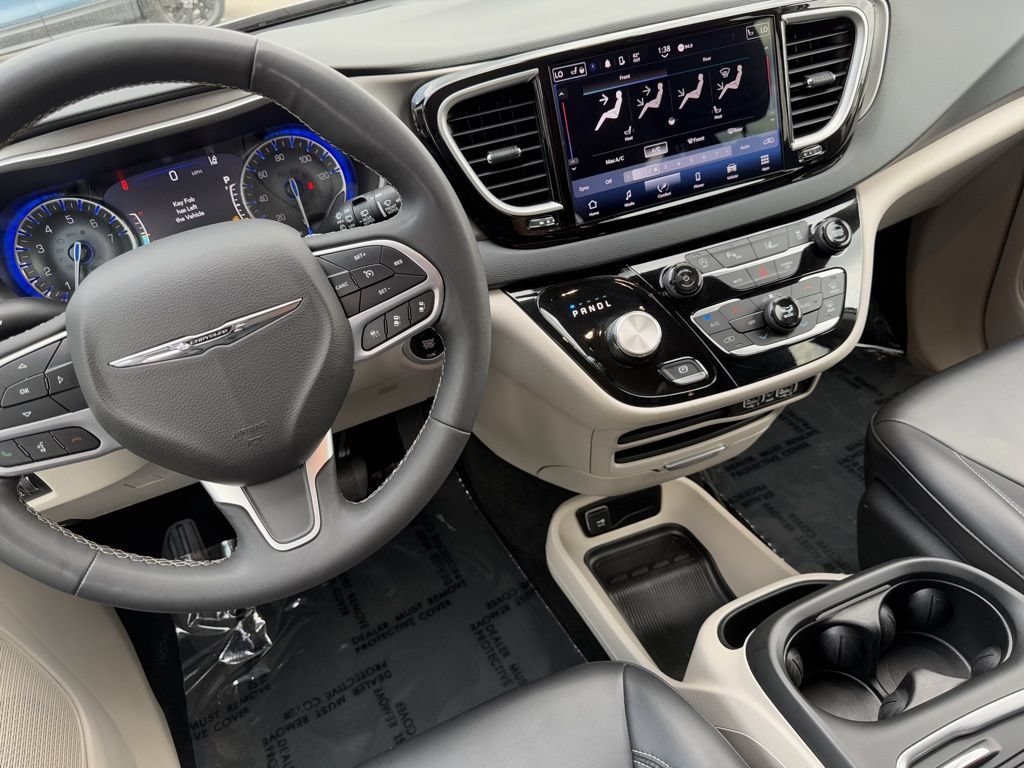 Used 2023 Chrysler Pacifica Touring-L FWD image 36