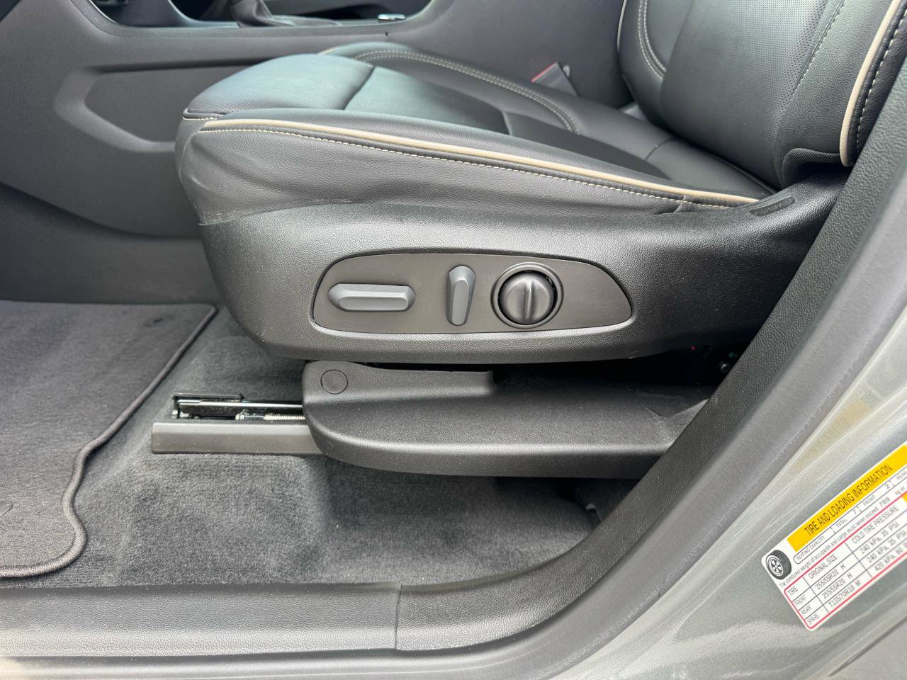 Used 2023 Chevrolet Traverse Premier image 16