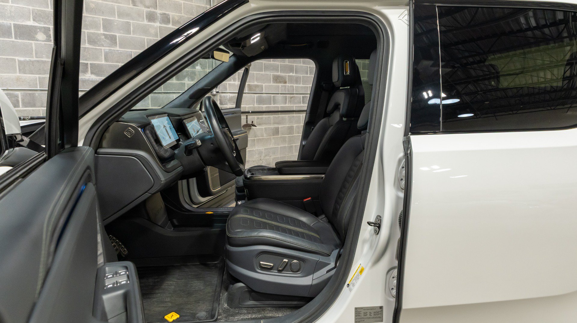 Used 2022 Rivian R1T Adventure AWD/4WD image 28