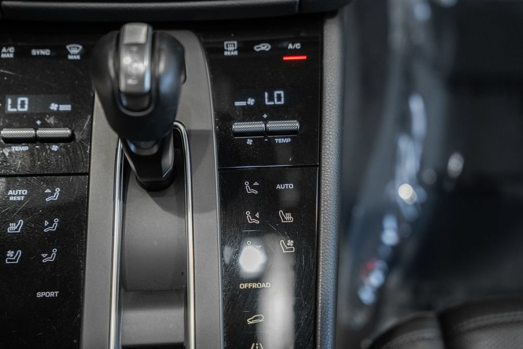 Used 2022 Porsche Macan AWD/4WD image 22