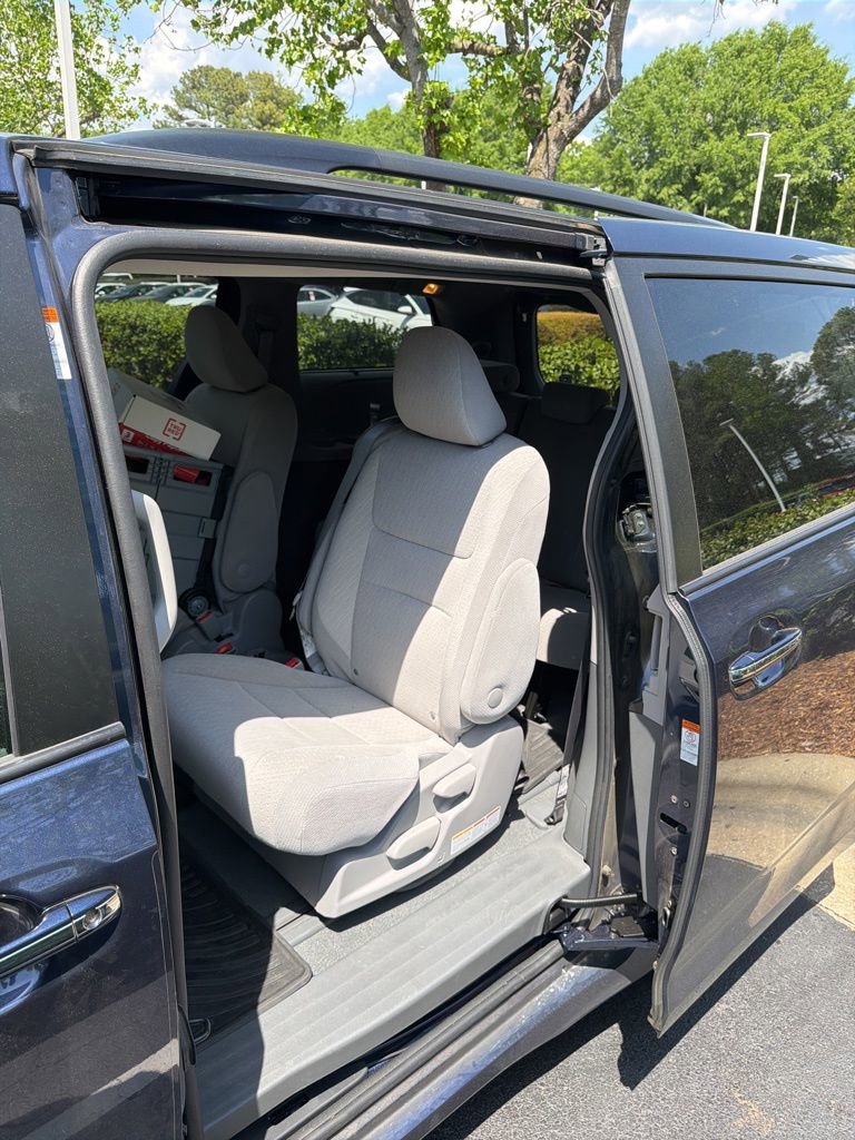 Used 2020 Toyota Sienna LE w/ LE Preferred Package FWD image 10