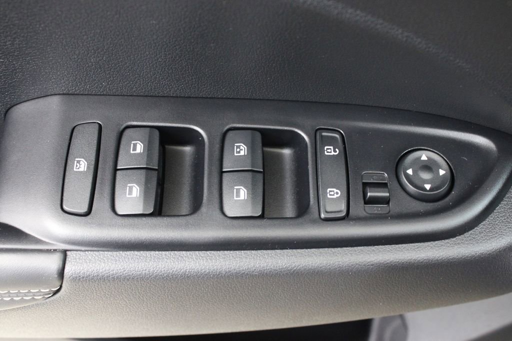 Used 2025 Hyundai Venue Limited FWD image 18
