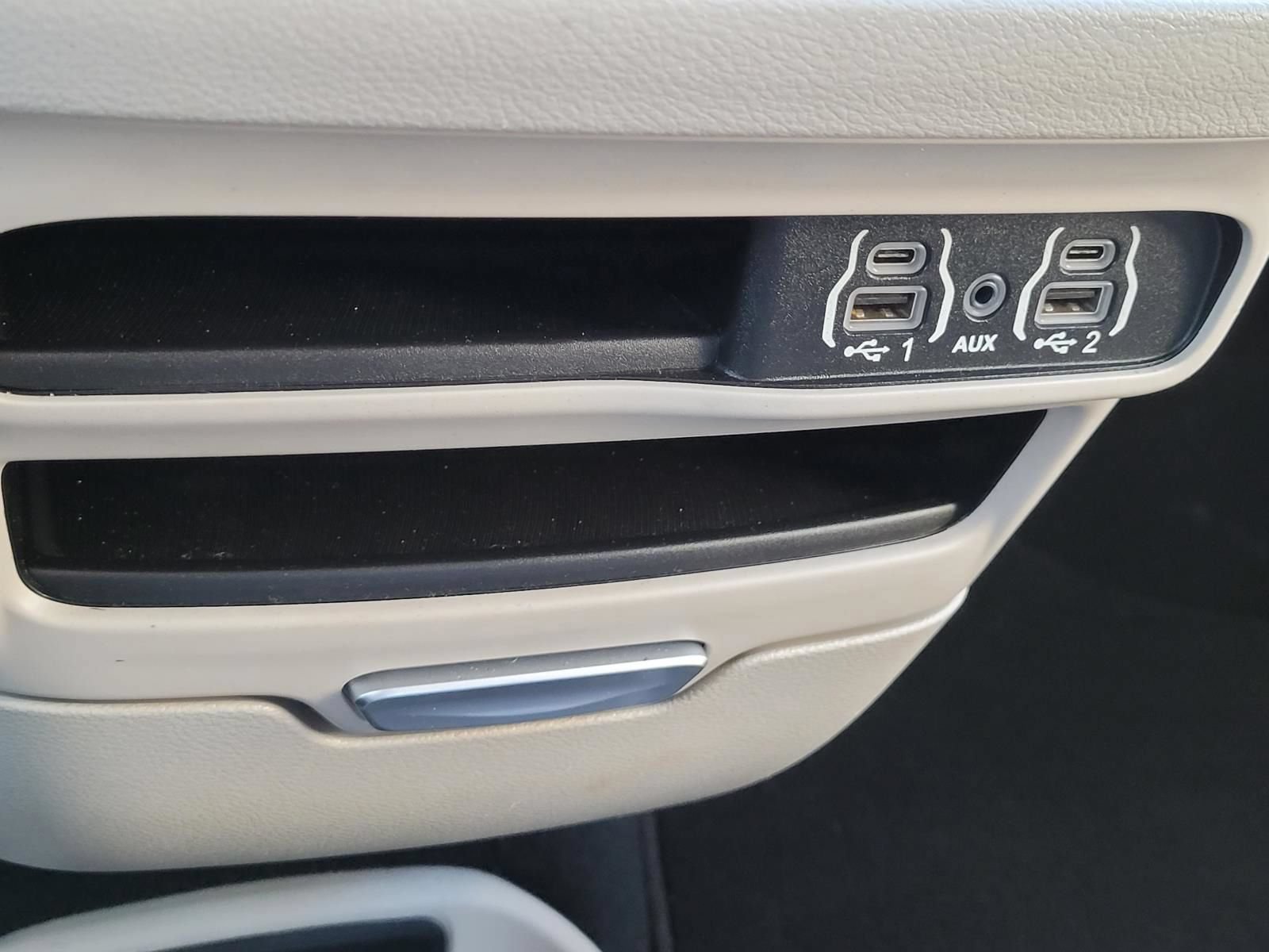 Used 2023 Chrysler Pacifica Touring-L FWD image 27