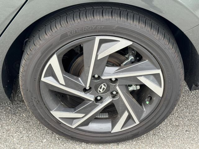 Used 2025 Hyundai Elantra Limited image 16
