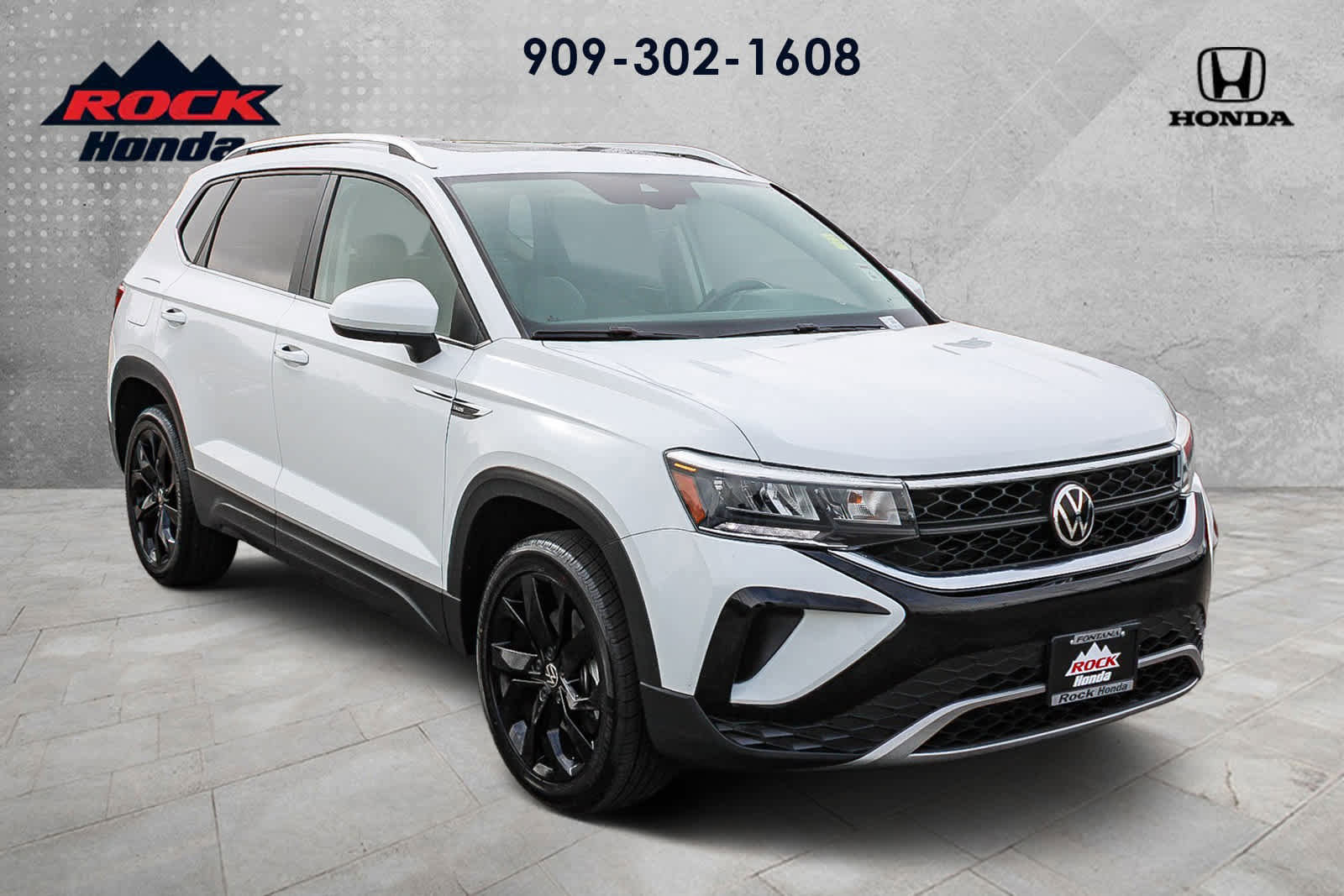 Used 2022 Volkswagen Taos SE w/ Panoramic Sunroof Package FWD image 3