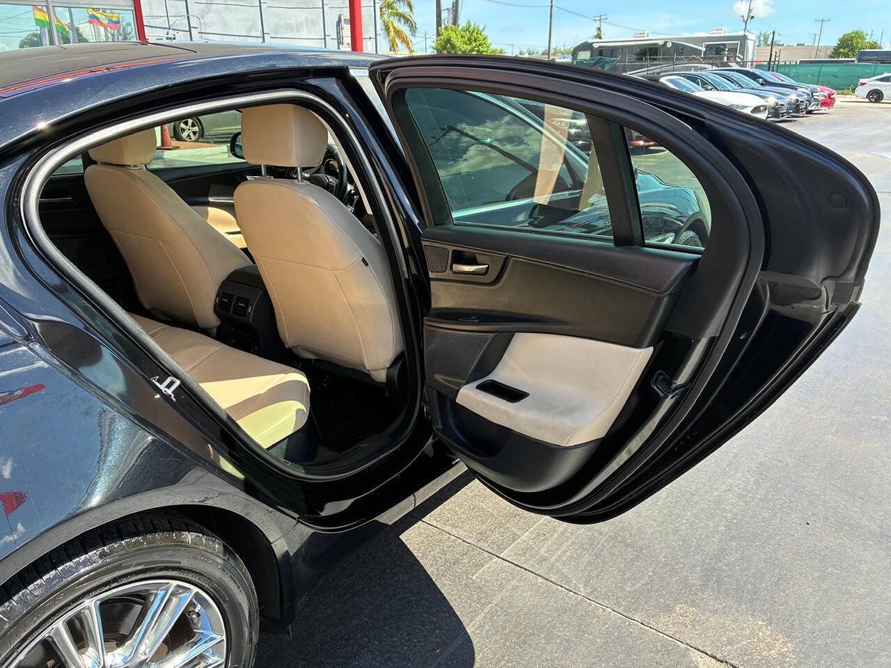 Used 2019 Jaguar XE Premium RWD image 11