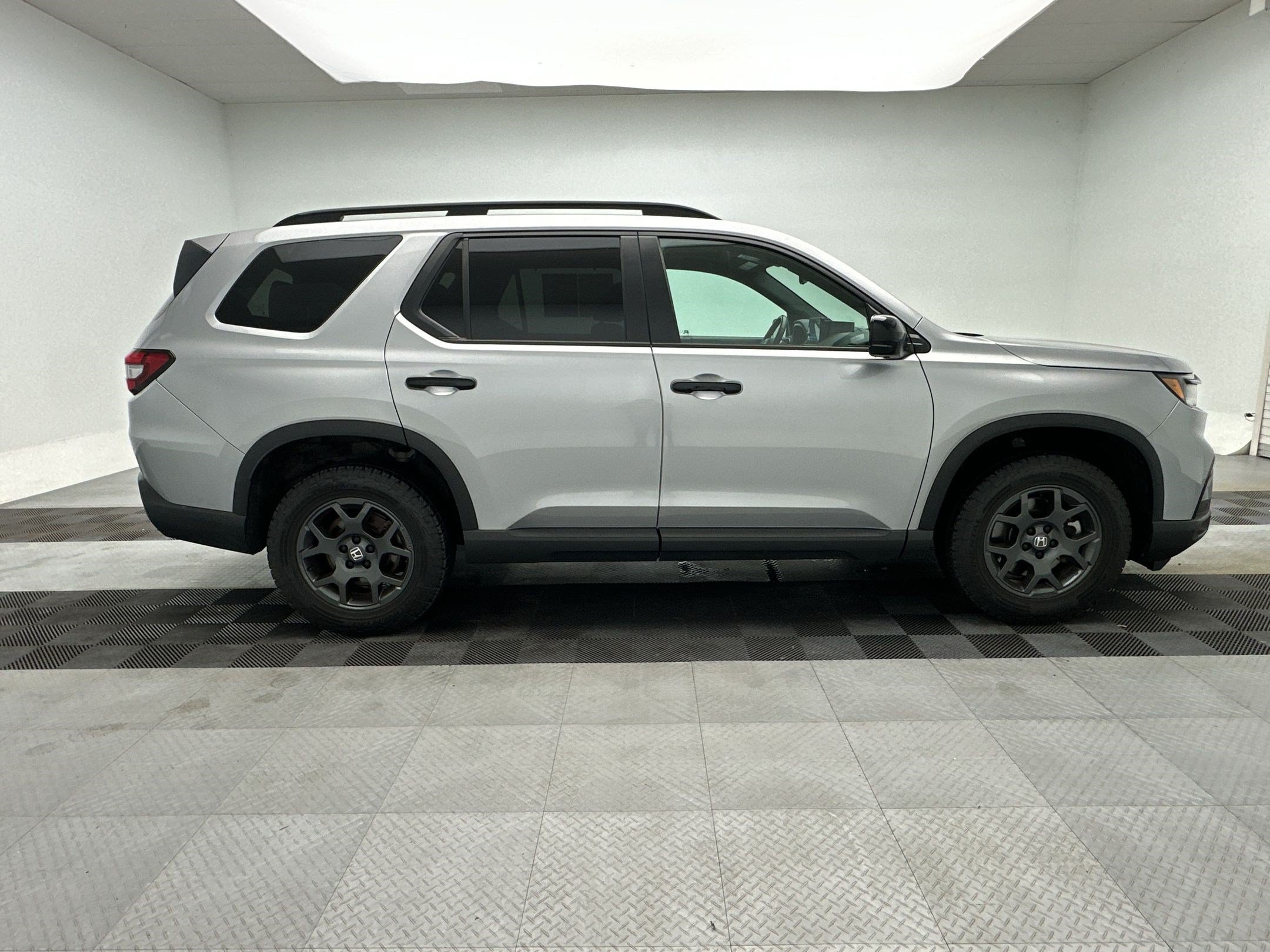 Used 2025 Honda Pilot TrailSport image 8