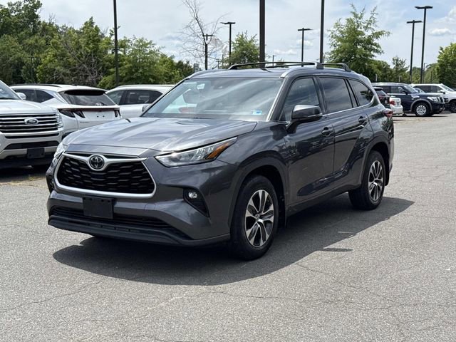 Used 2020 Toyota Highlander XLE AWD/4WD image 5