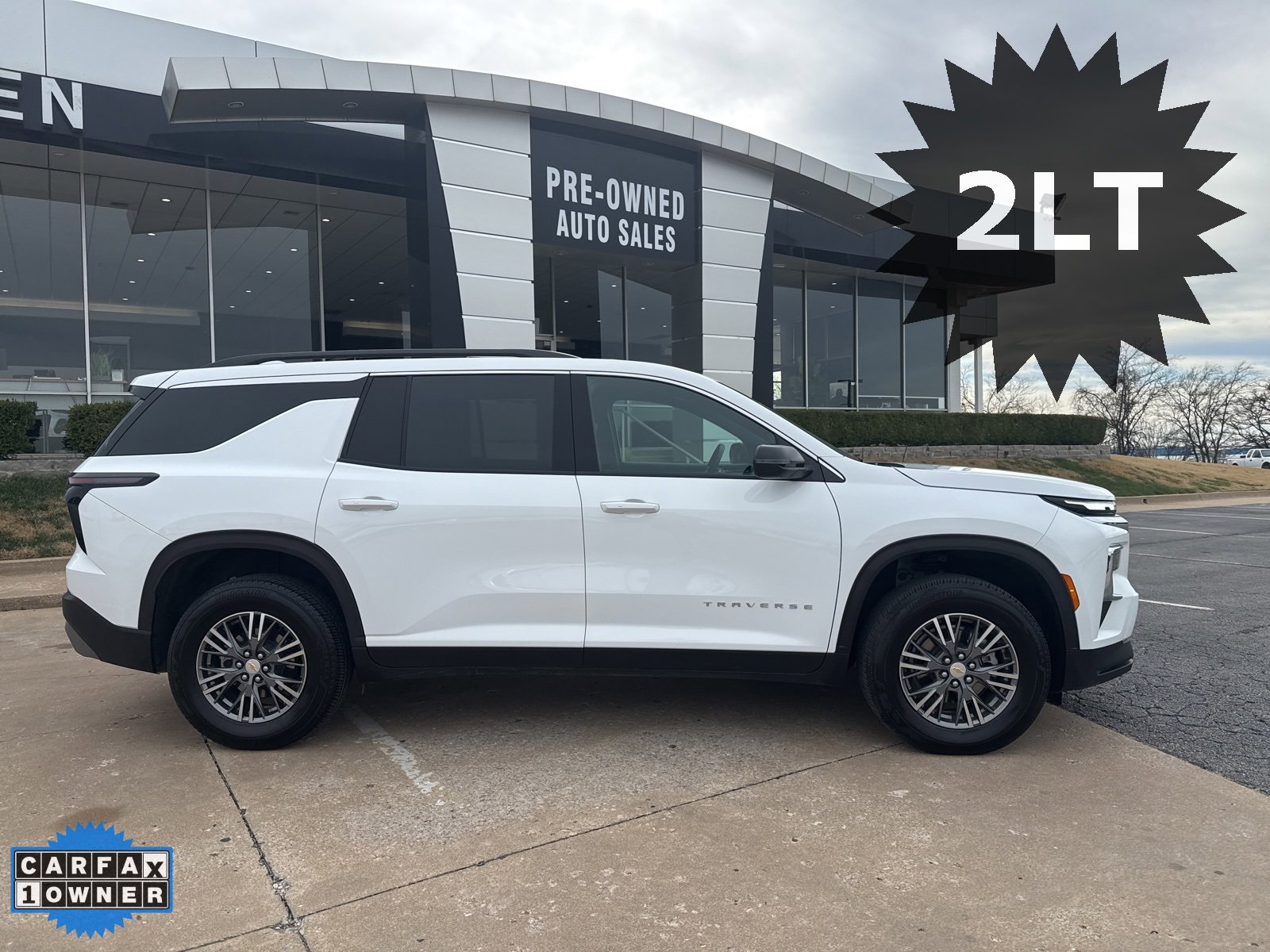 Used 2025 Chevrolet Traverse LT image 2