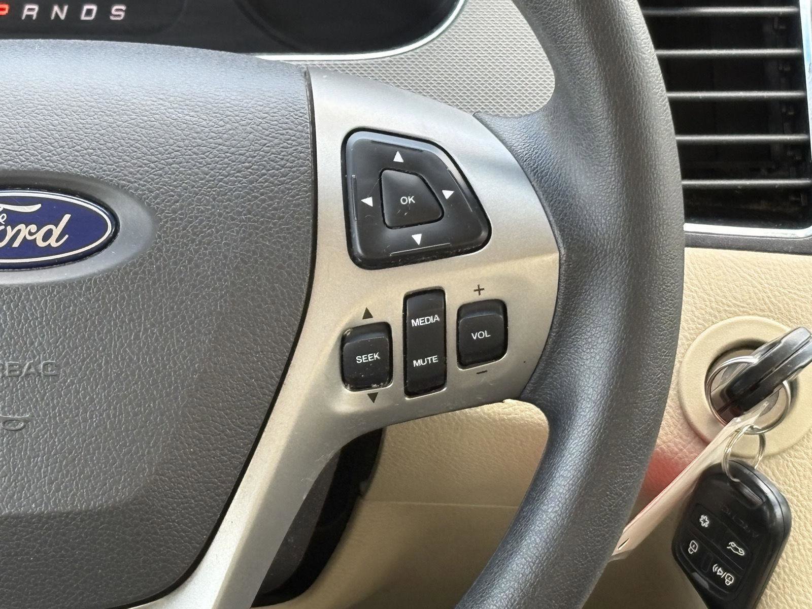 Used 2014 Ford Taurus SE image 8